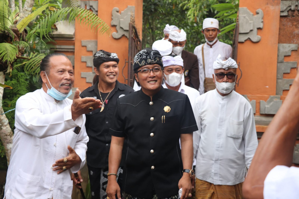 Bupati Giri Prasta Hadiri Acara Rsi Yadnya Apodgala Dwijati Griya Gede Bukian, Desa Pelaga